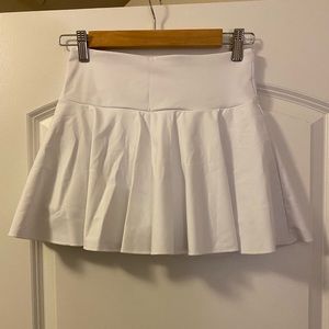 Halara tennis skirt white